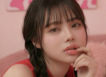The Pretty Girl's Close-Up: A 2x2 Grid of Expression Prompt