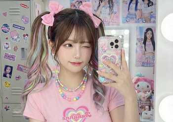 AI girlfriend:The Idol's Lens: Crafting the Perfect Y2K Mirror Selfie