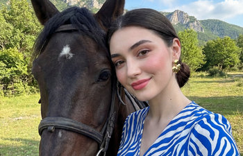 AI Pretty Girl with Horse: Elegant Lifestyle Portrait