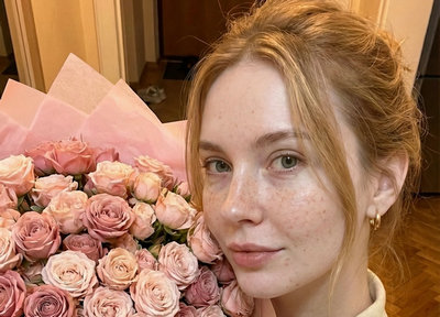 AI Pretty Girl with Bouquet: Grateful Golden Hour Selfie Prompt