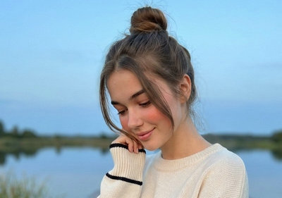 AI Pretty Girl: Blue Hour Lake Portrait Prompt