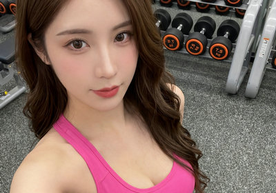 AI Fitness Girl: Mirror Selfie Gym Portrait Prompt