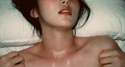 AI Japanese Girl: Cozy Bedroom Portrait Prompt